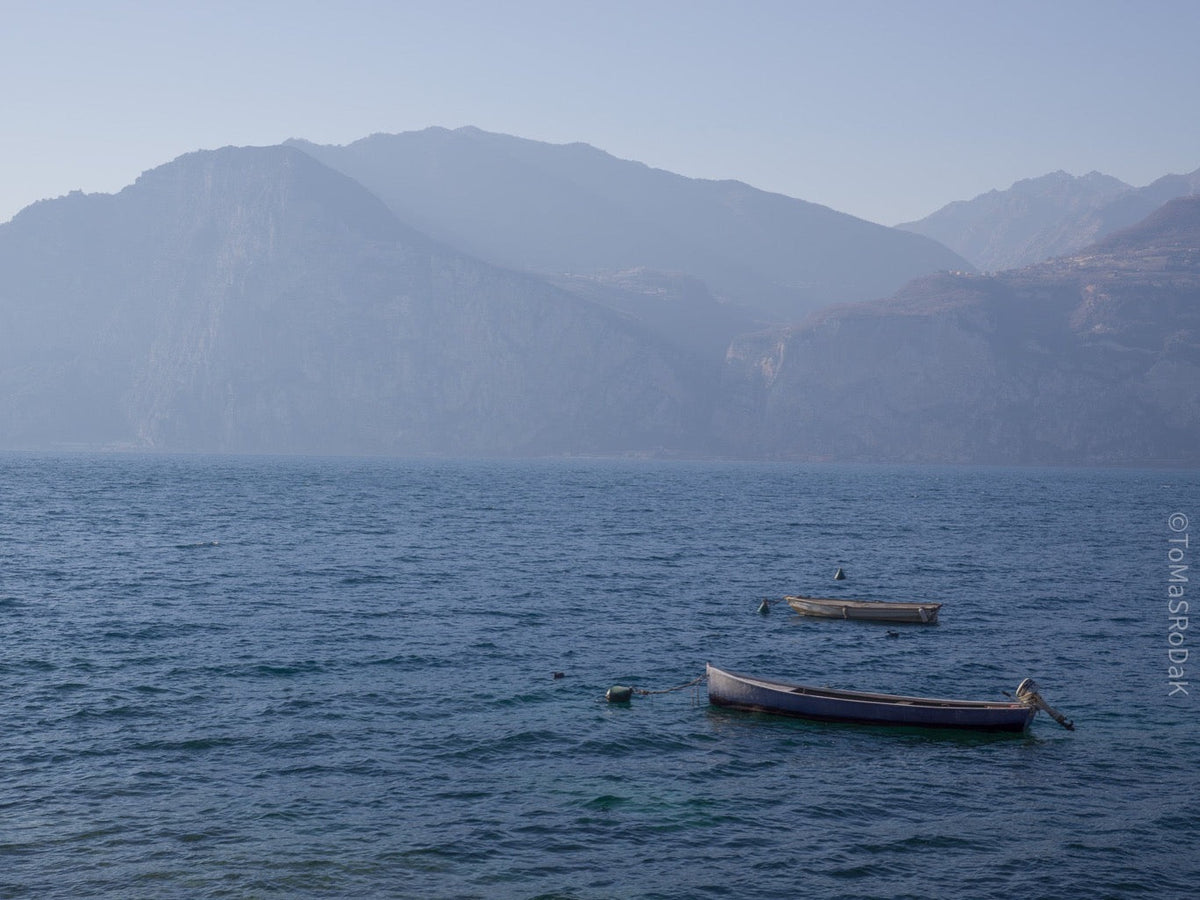 Reflection, mirror picture, Spiegelbild, meditation, work life balance, TOMs FLOWer CLUB, Tomas Rodak, photography, Landhaus, country side, water photography, Water, Wasser, Meditation, Wasserrauschen, blue, blau, Lago Maggiore, Lago di Garda, Schwimmen, blaue Lagune